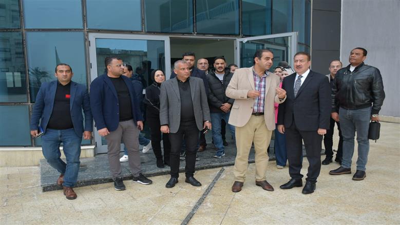محافظ بورسعيد ورئيس الجامعة يتفقدان المبنى الجديد
