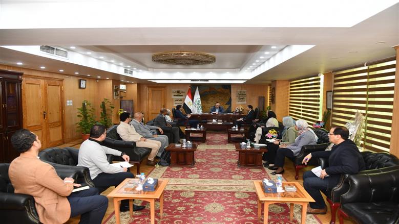 محافظ الفيوم يناقش مستجدات مشروع تحديث الهيكل التنظيمي بالديوان العام