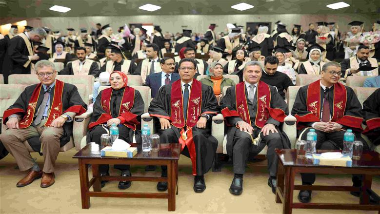 رئيس جامعة بنها يشهد حفل تخريج الدفعة 38 بكلية الطب البشري ويؤكد التخرج هو محطة فارقة في حياة الطلاب لخدمة المجتمع والارتقاء بالعلم