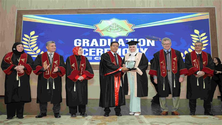 رئيس جامعة بنها يشهد حفل تخريج الدفعة 38 بكلية الطب البشري ويؤكد التخرج هو محطة فارقة في حياة الطلاب لخدمة المجتمع والارتقاء بالعلم