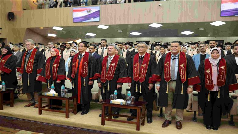 رئيس جامعة بنها يشهد حفل تخريج الدفعة 38 بكلية الطب البشري ويؤكد التخرج هو محطة فارقة في حياة الطلاب لخدمة المجتمع والارتقاء بالعلم