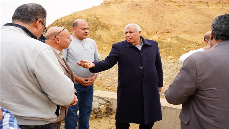 محافظ مطروح خلال متابعته جهود الموارد المائية لحل مشكلة مياه الصرف الزراعي في سيوة