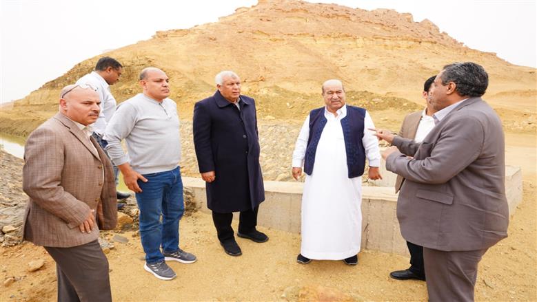 محافظ مطروح خلال متابعته جهود الموارد المائية لحل مشكلة مياه الصرف الزراعي في سيوة