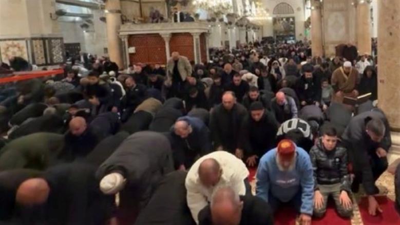 صلاة الفجر بالمسجد الأقصى المبارك