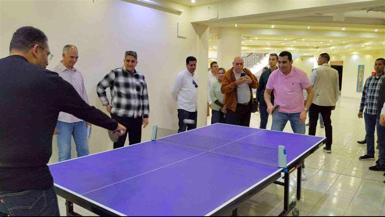 في جولته بالغردقة.. وزير الشباب ينافس المحافظ في لعبة «البينج بونج» ويمارس الرياضة بـ«الجيم» 