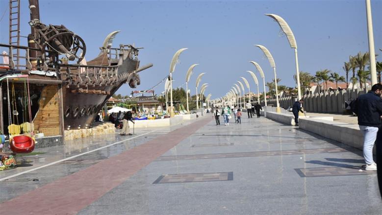 المحافظ يتفقد كورنيش وشاطئ بورسعيد