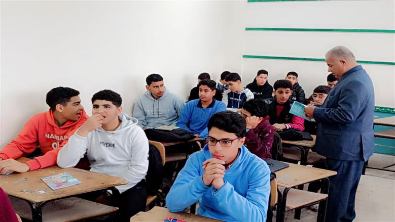 مدير تعليم الفيوم خلال جولة تفقدية بالمدارس
