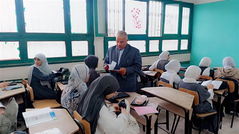 مدير تعليم الفيوم خلال جولة تفقدية بالمدارس