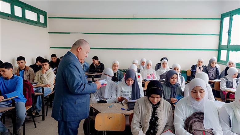 مدير تعليم الفيوم خلال جولة تفقدية بالمدارس