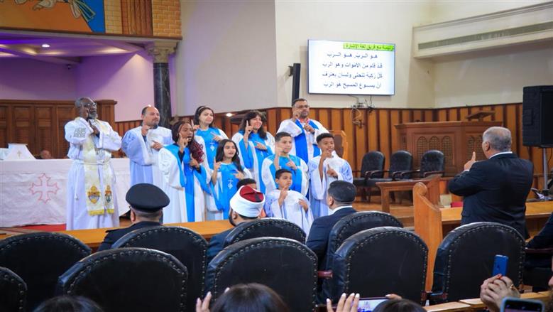 الكنيسة الأسقفية توفر ترجمة فورية بلغة الإشارة وتخصص ركنا للصم بقداس عيد القيامة