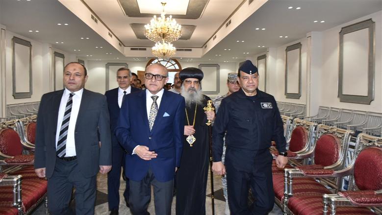 محافظ الأقصر يزور الكنائس ويهنئ المسيحيين بعيد القيامة: المصريون نسيج واحد