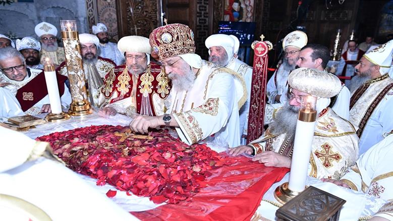 إطفاء أنوار الكاتدرائية وقرع الأجراس في تمثيلية «القيامة» بقداس عيد القيامة المجيد