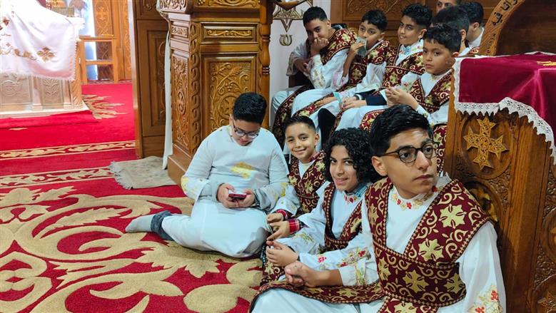 الشمامسة الأطفال يشاركون في القداس بكنيسة الأنبا بيشوي ببورسعيد 