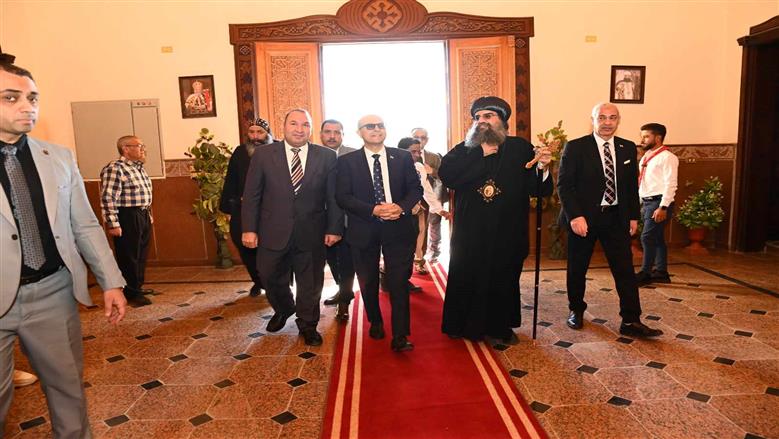 رئيس جامعة أسيوط يزور مطرانية أبنوب والفتح وأسيوط الجديدة للتهنئة بالعيد