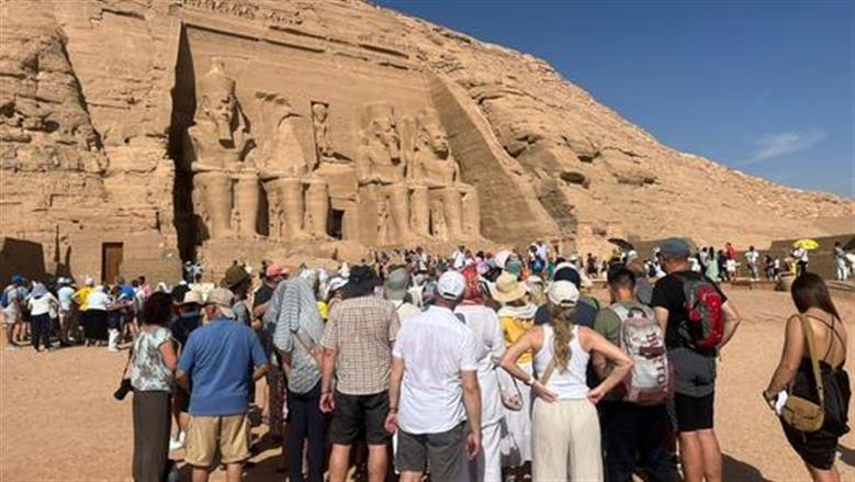 سيارات كهربائية ورفع كفاءة الطرق.. خدمات جديدة لتحسين تجربة زوار معبد أبوسمبل