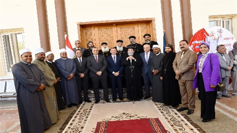 محافظ أسوان يهنئ الأخوة الأقباط بمناسبة عيد القيامة المجيد