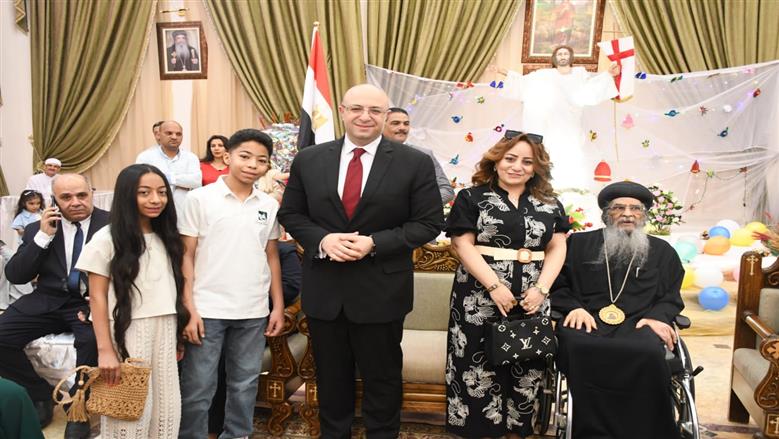 محافظ الفيوم يزور دير العزب لتهنئة الأقباط بعيد القيامة