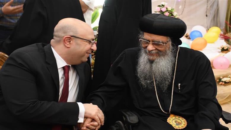 محافظ الفيوم يزور دير العزب لتهنئة الأقباط بعيد القيامة