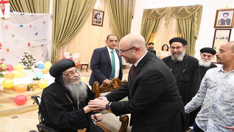 محافظ الفيوم يزور دير العزب لتهنئة الأقباط بعيد القيامة