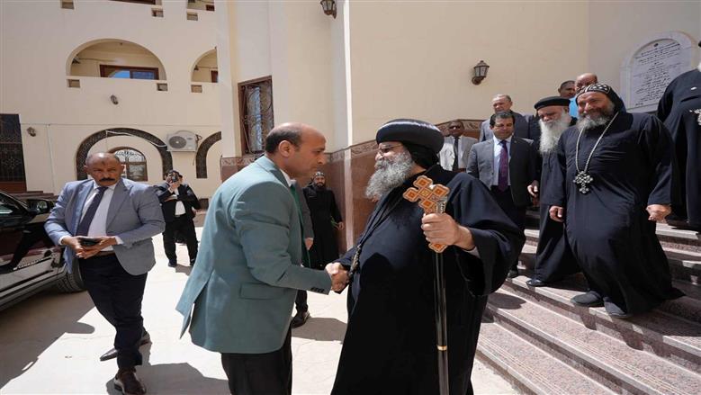 محافظ أسيوط يواصل جولاته بالكنائس للتهنئة بعيد القيامة المجيد