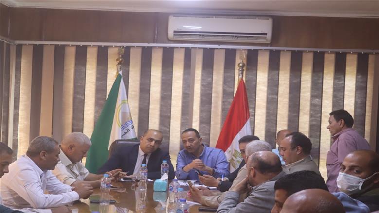 خطة لنظافة الجيزة.. «التنمية المحلية» توجه بحصر العمالة والمعدات للقضاء على القمامة والنباشين