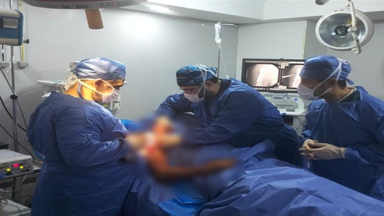 فريق طبي بمستشفى مطروح العام خلال إجراء عملية جراحية لتثبيت عظام بأطراف الجسم
