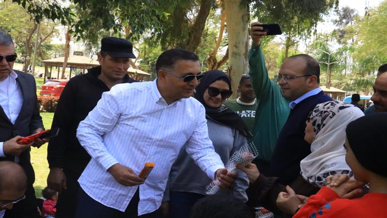 ورود وشيكولاتة وصور تذكارية محافظ القليوبية يشارك المواطنين احتفالات شم النسيم فى القناطر الخيرية 