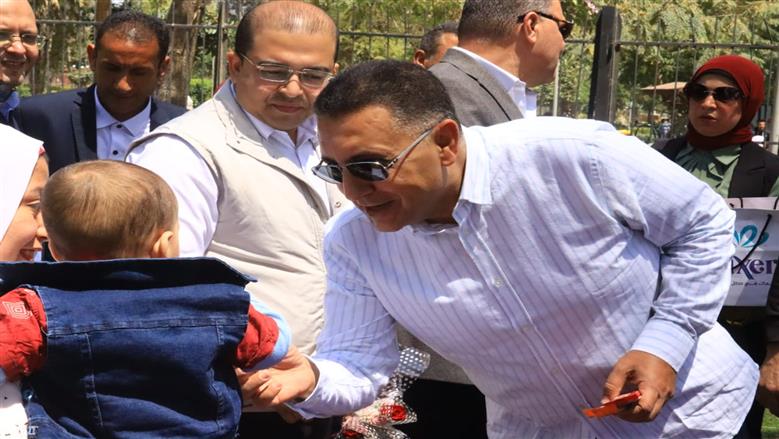 ورود وشيكولاتة وصور تذكارية محافظ القليوبية يشارك المواطنين احتفالات شم النسيم فى القناطر الخيرية 