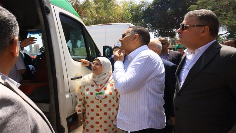 ورود وشيكولاتة وصور تذكارية محافظ القليوبية يشارك المواطنين احتفالات شم النسيم فى القناطر الخيرية 