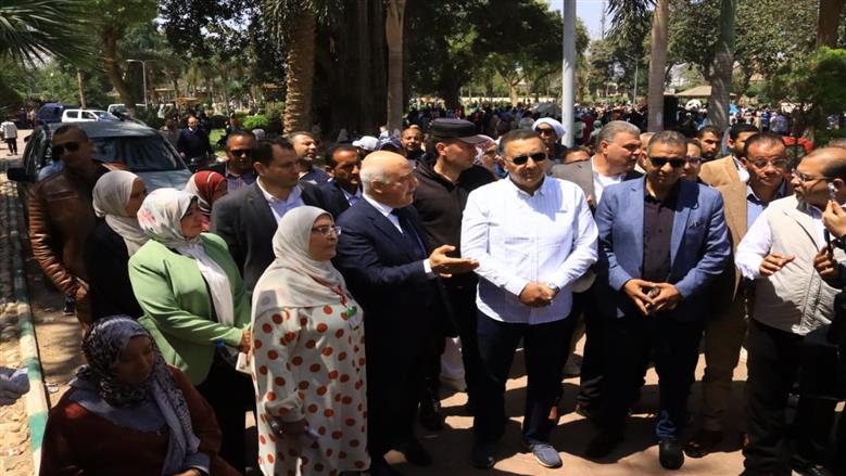 ورود وشيكولاتة وصور تذكارية محافظ القليوبية يشارك المواطنين احتفالات شم النسيم فى القناطر الخيرية 