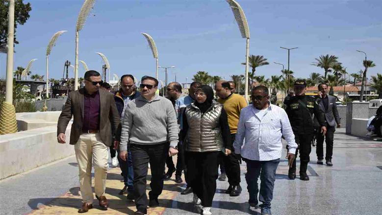 محافظ بورسعيد يتابع الخدمات علي الشاطئ في شم النسيم