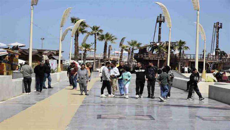 محافظ بورسعيد يتابع الخدمات علي الشاطئ في شم النسيم