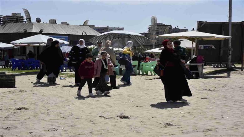 محافظ بورسعيد يتابع الخدمات علي الشاطئ في شم النسيم