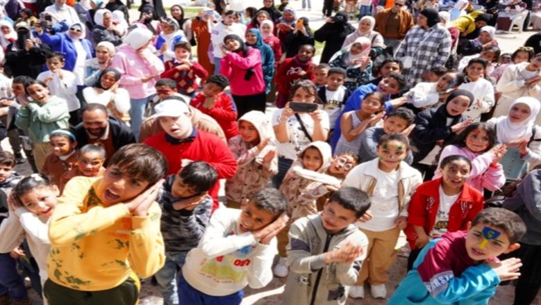 أهالي مطروح يحتفلون بشم النسيم في حديقة كليوباترا.. وتوزيع الهدايا على الأطفال
