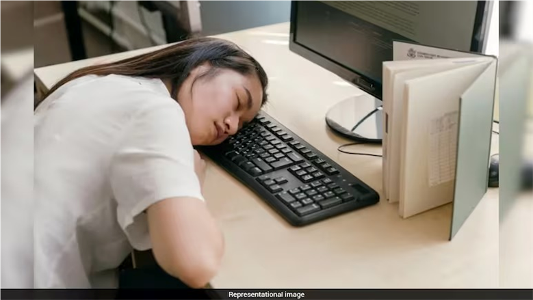 موظفة تنام 5 ساعات في مكتبها احتجاجا على مرتبها.. رد فعل غير متوقع من الإدارة