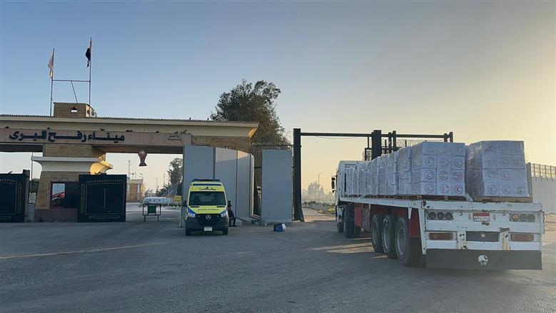 الهلال الأحمر المصري يدفع بأكثر من 155 ألف سلة غذائية ومواد إغاثية إلى قطاع غزة  