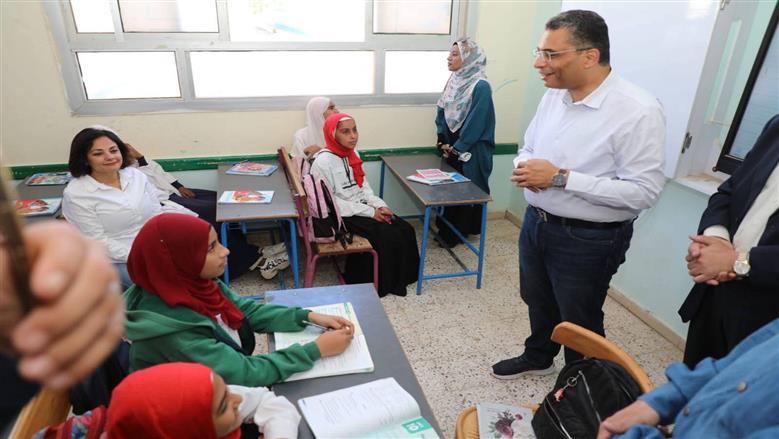 محافظ البحر الأحمر يشرح للطلاب علي السبورة خلال زيارته لمدينة الشلاتين