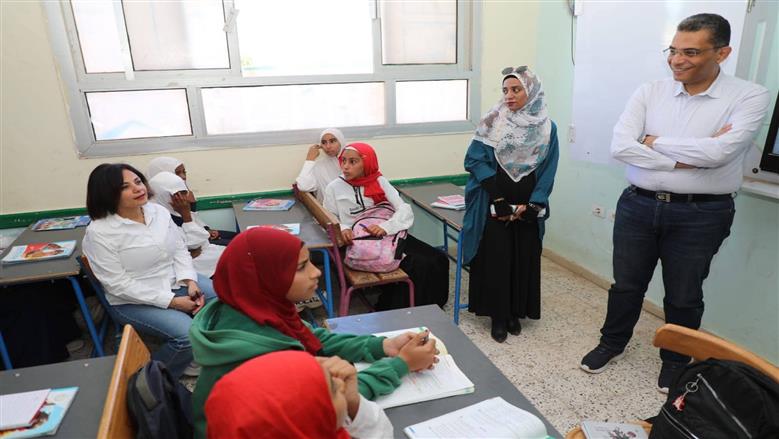 المحافظ «معلما» والنائبة «تلميذة» أثناء جولة في مدارس البحر الأحمر