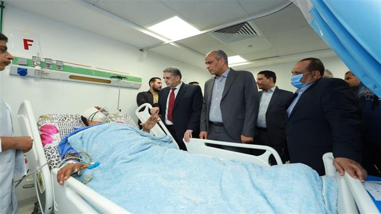 محافظ كفر الشيخ يزور مصابي حادث الطريق الدولي الساحلي بمستشفى برج البرلس  