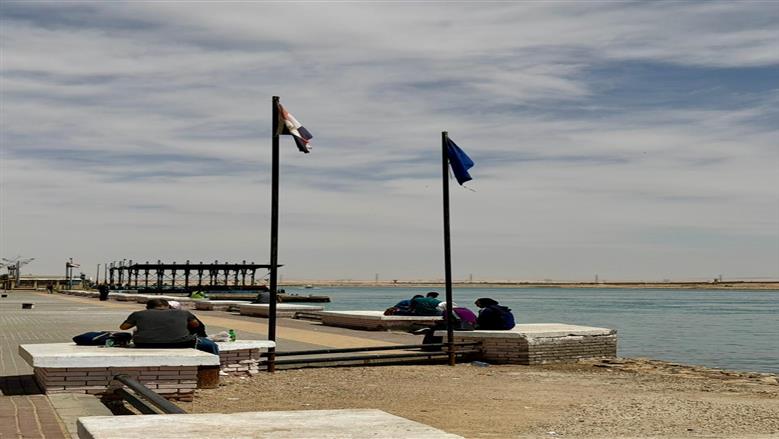 قعدة السوايسة المفضلة في بورتوفيق أمام عبور السفن.. أجواء صباحية تخطف الأنظار