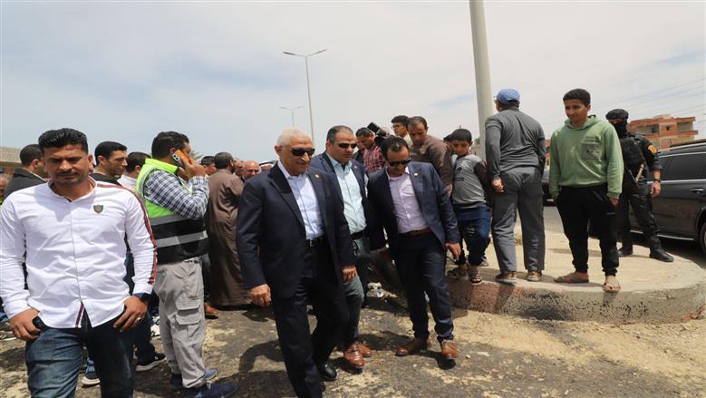 وزير النقل يتفقد الطريق الساحلي بشمال سيناء