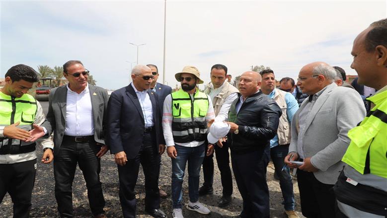 وزير النقل يتفقد الطريق الساحلي بشمال سيناء