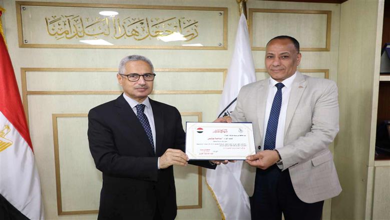 محافظ بني سويف يكرم قيادات وعاملين متميزين خلال اجتماع المجلس التنفيذي 