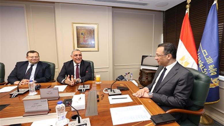 المهندس رأفت هندي وزير الاتصالات وتكنولوجيا المعلومات يناقش مع المدير الإقليمي لشركة Oracle مصر خطط الشركة لتعزيز التعاون في مجال التحول الرقمي في مصر