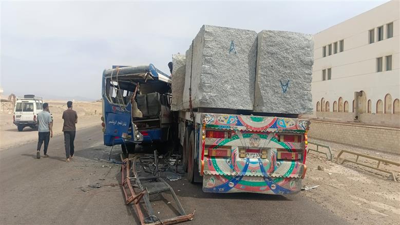 إصـابة 31 طالب اثر تصادم أتوبيس مع سيارة نقل بطريق القصير سفاجا 