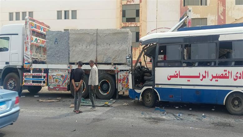 إصـابة 31 طالب اثر تصادم أتوبيس مع سيارة نقل بطريق القصير سفاجا 