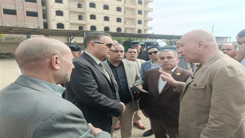 محافظ القليوبية يزور موقف كفر شكر لحل مشكلة عدم توافر سيارات 
