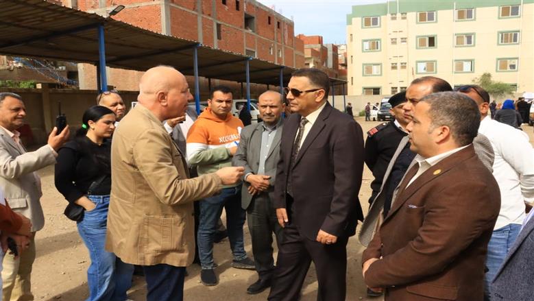 بناءً على شكاوى المواطنين… محافظ القليوبية يُجري جولة ميدانية بموقف كفر شكر ويؤكد ندرس حلول عاجلة