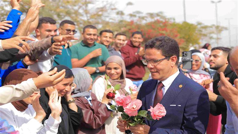 فى إطار 100 مليون شجرة : رئيس جامعة بنها يتفقد معرض الزهور السنوي في دورته الثالثة