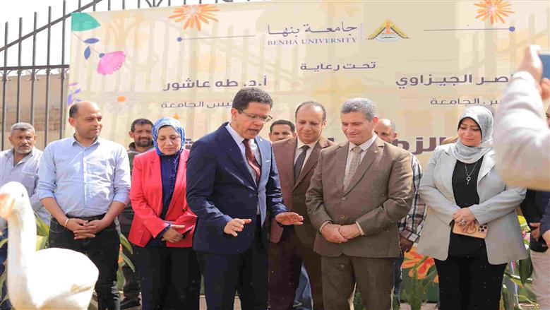 فى إطار 100 مليون شجرة : رئيس جامعة بنها يتفقد معرض الزهور السنوي في دورته الثالثة